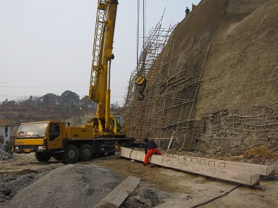 自贡曙光中学新校区电杆吊装